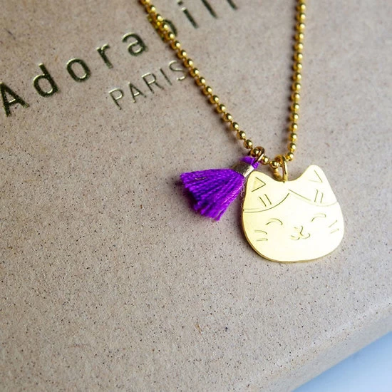 Collier Pendentif Long Plaqué Or + Pompon - Chat Porte Bonheur Maneki Neko 6 Collier Pendentif Long Plaqué Or + Pompon - Chat Porte Bonheur Maneki Neko – Image 4